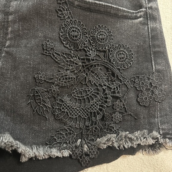 American Eagle Shorts Black Super Stretch Lace Distressed Boho Festival Sz4 - Picture 3 of 9